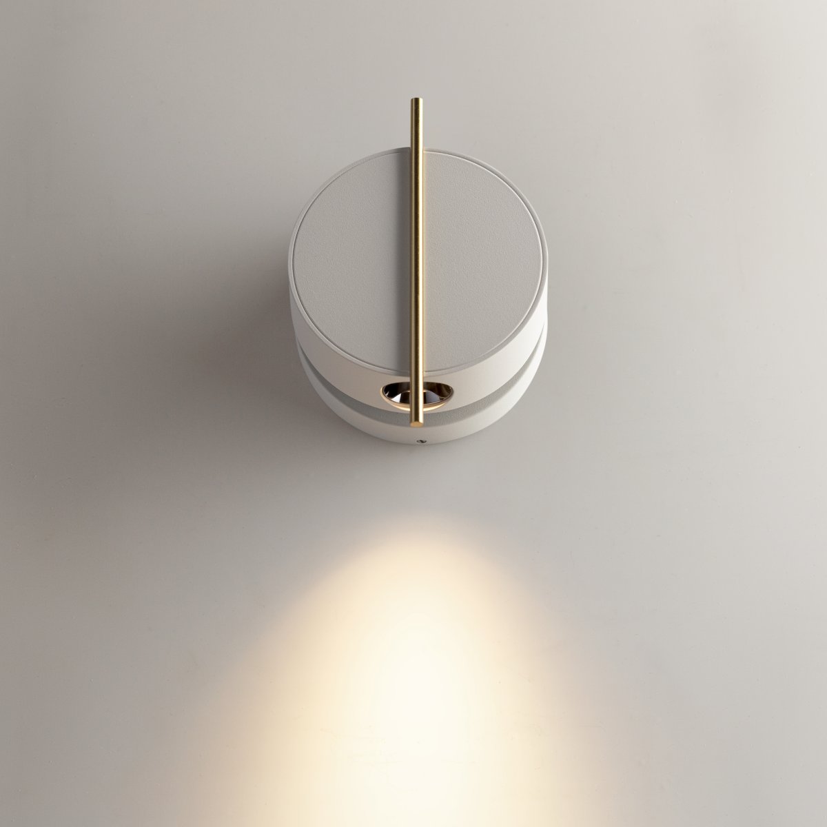 Nuance Ø10 Blanco lámpara de pared De Maytoni - Con un color de luz blanco cálido de 3000K y tecnología LED de ahorro de energía, Nuance es una solución de iluminación moderna que se adapta a muchos estilos de interiores.