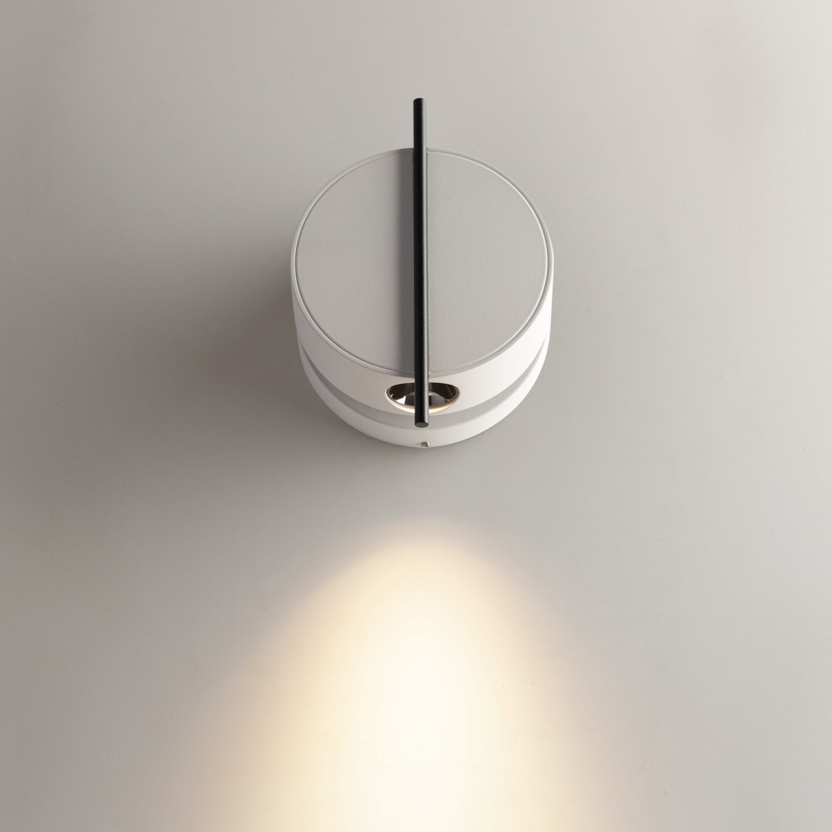 Nuance Ø10 Blanco lámpara de pared De Maytoni - Con un color de luz blanco cálido de 3000K y tecnología LED de ahorro de energía, Nuance es una solución de iluminación moderna que se adapta a muchos estilos de interiores.