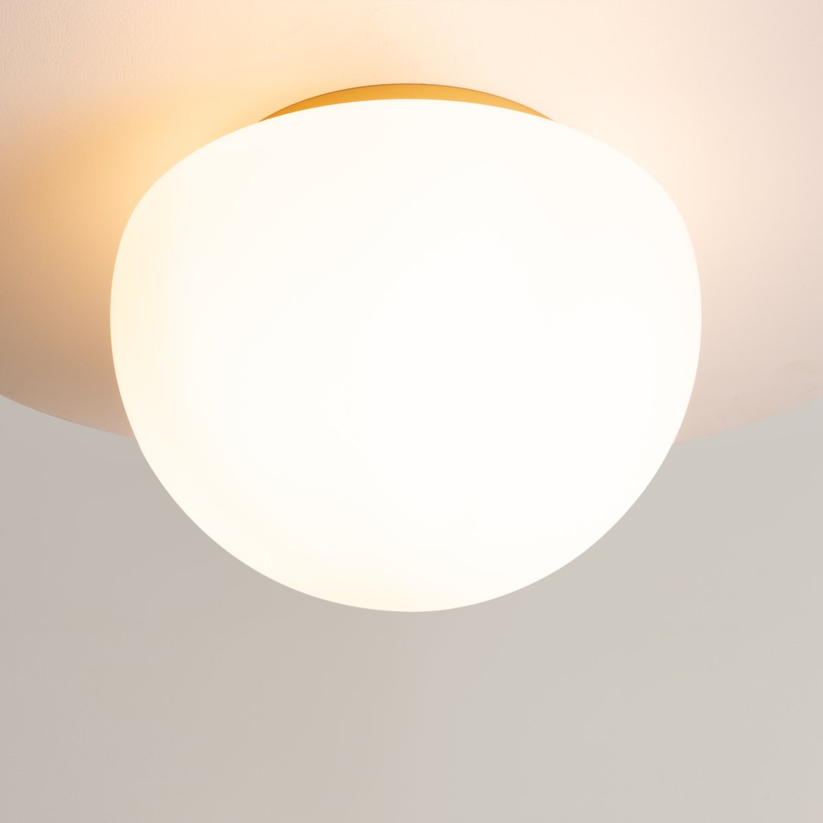 Glassy Ø32 Oro plafón De Maytoni - Perfecta para el pasillo, el dormitorio o la sala de estar, esta luz de techo es una excelente opci&oacute;n para quienes buscan una soluci&oacute;n de iluminaci&oacute;n elegante y funcional.