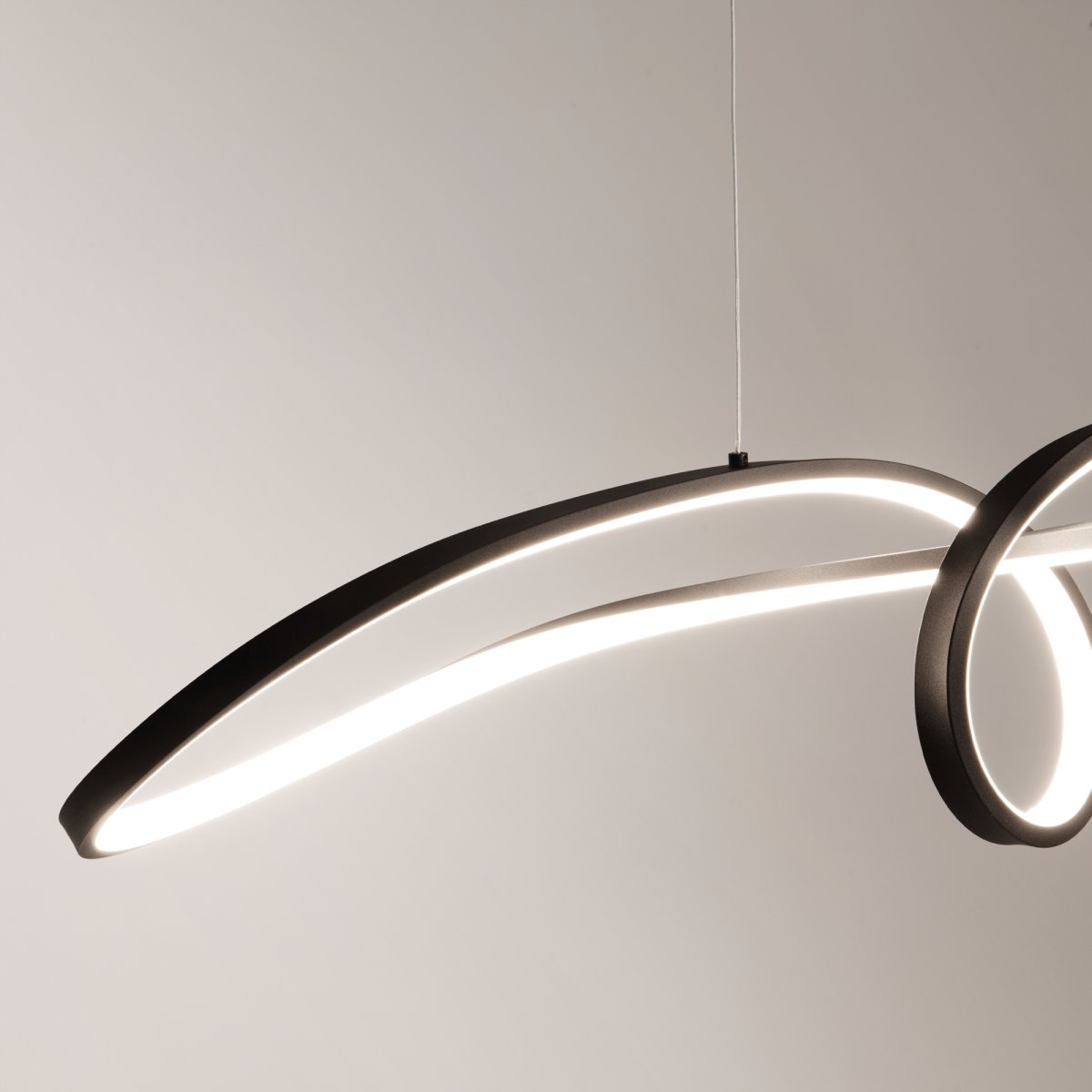 Curve 92cm Negro Lámpas de techo De Maytoni - La forma flotante y el perfil delgado de la lámpara la convierten en la elección perfecta para la cocina, el comedor o la sala de estar, donde se valora la funcionalidad y el estilo.