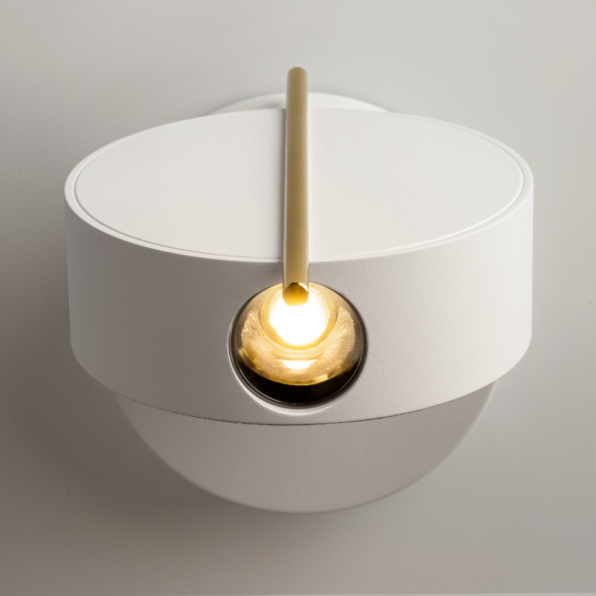 Nuance Ø10 Blanco lámpara de pared De Maytoni - Con un color de luz blanco cálido de 3000K y tecnología LED de ahorro de energía, Nuance es una solución de iluminación moderna que se adapta a muchos estilos de interiores.