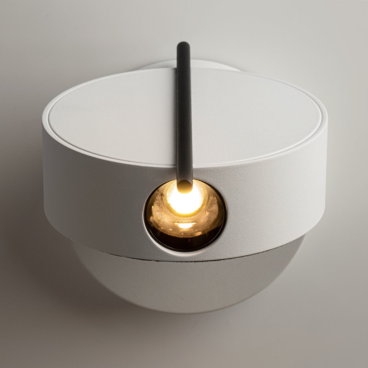 Nuance Ø10 Blanco lámpara de pared De Maytoni - Con un color de luz blanco cálido de 3000K y tecnología LED de ahorro de energía, Nuance es una solución de iluminación moderna que se adapta a muchos estilos de interiores.