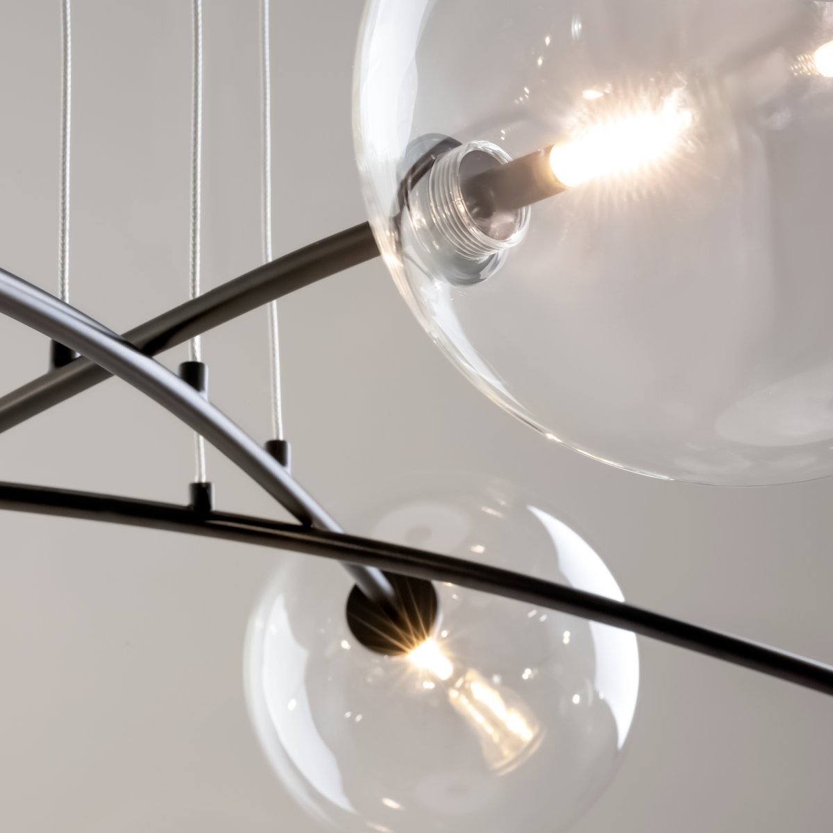 Mood 130cm Negro Lámpas de techo De Maytoni - Perfecto para colocar en la sala de estar o encima de la mesa del comedor para darle un toque moderno.