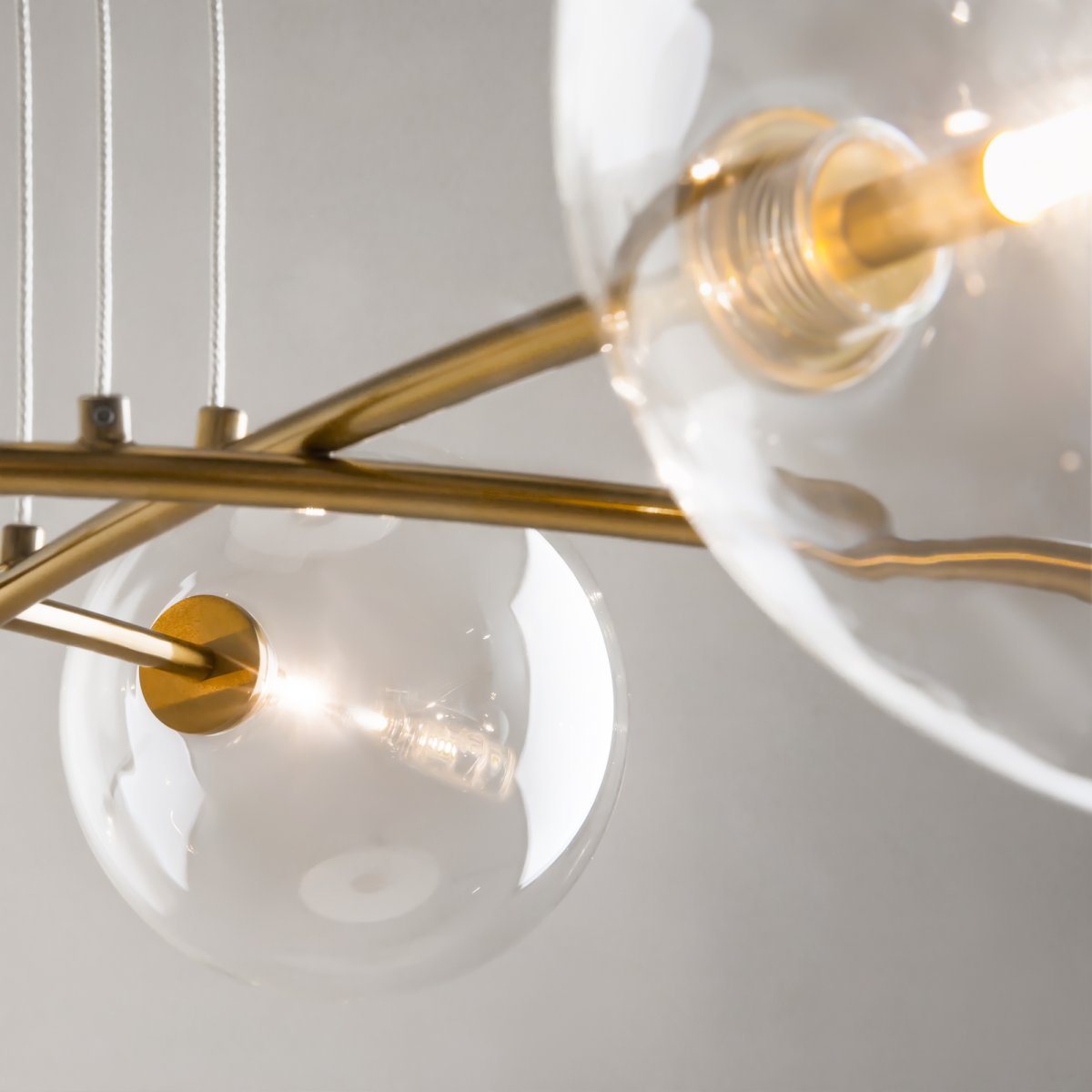 Mood 130cm Latón Lámpas de techo De Maytoni - Perfecto para colocar en la sala de estar o encima de la mesa del comedor para darle un toque moderno.