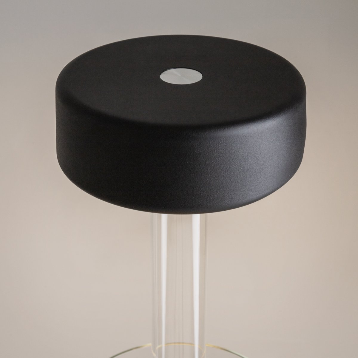AI Collaboration 35cm Negro portátil De Maytoni - El diseño: con una fina varilla de metal; una base redonda plana o con base de cristal en la que se integra un jarrón.