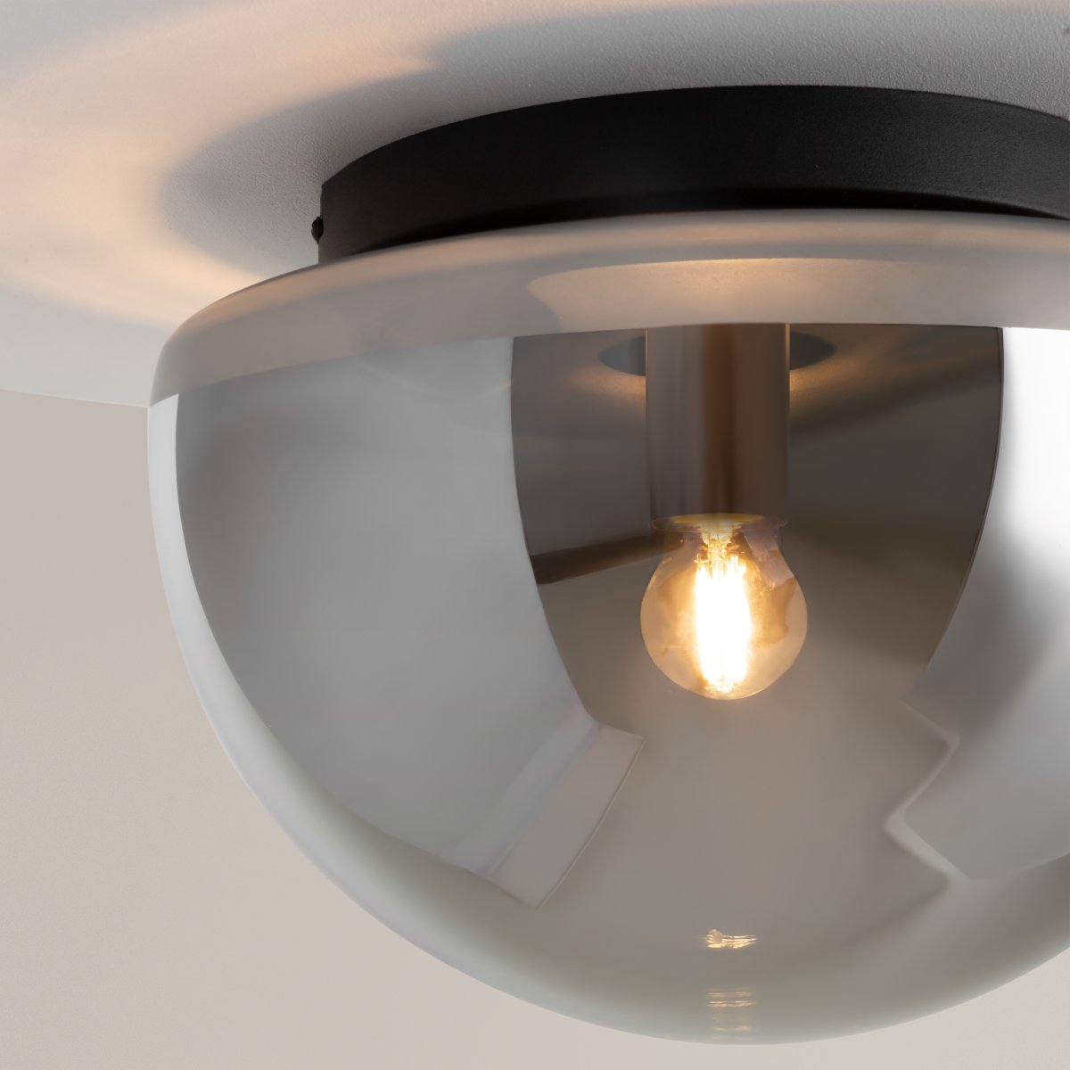 Glassy Ø32 Negro plafón De Maytoni - Perfecta para el pasillo, el dormitorio o la sala de estar, esta luz de techo es una excelente opci&oacute;n para quienes buscan una soluci&oacute;n de iluminaci&oacute;n elegante y funcional.