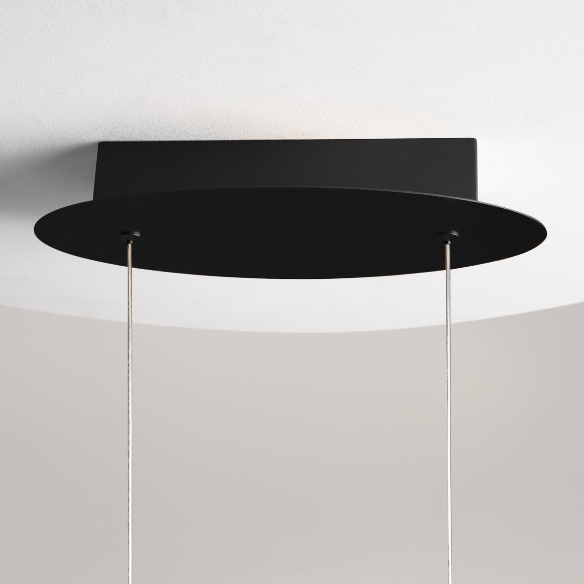 Curve 92cm Negro Lámpas de techo De Maytoni - La forma flotante y el perfil delgado de la lámpara la convierten en la elección perfecta para la cocina, el comedor o la sala de estar, donde se valora la funcionalidad y el estilo.