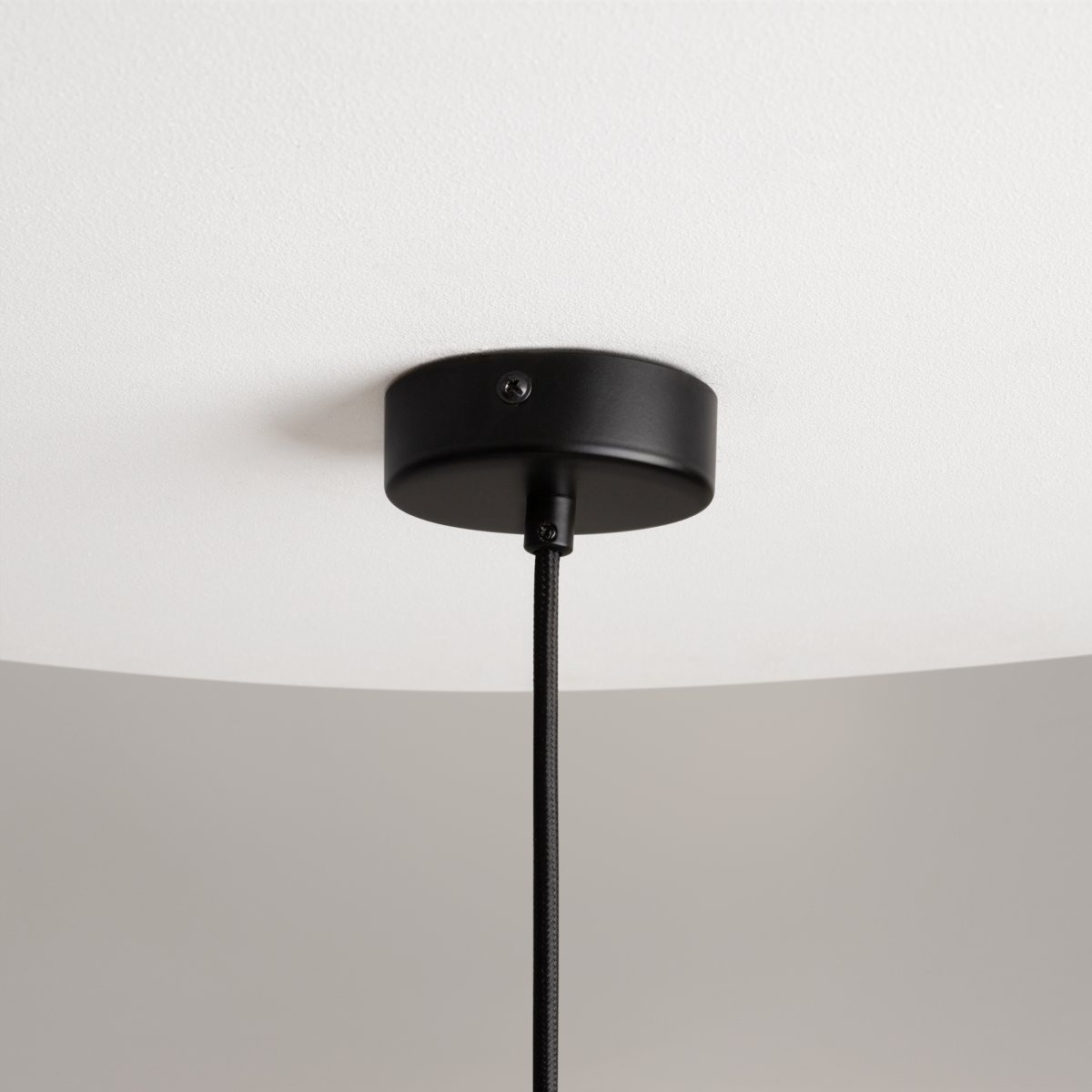 Mood Ø20 Negro Lámpas de techo De Maytoni - La l&aacute;mpara colgante Mood es una l&aacute;mpara elegante y sofisticada que crea la impresi&oacute;n de una esfera de luz flotante en la habitaci&oacute;n.