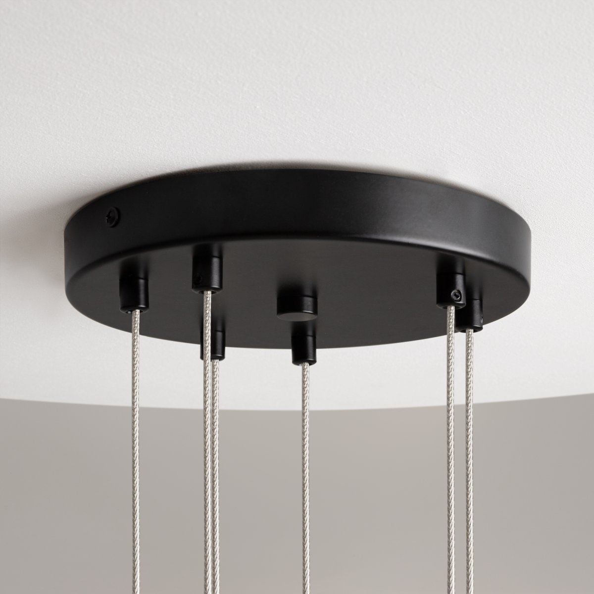 Mood 130cm Negro Lámpas de techo De Maytoni - Perfecto para colocar en la sala de estar o encima de la mesa del comedor para darle un toque moderno.
