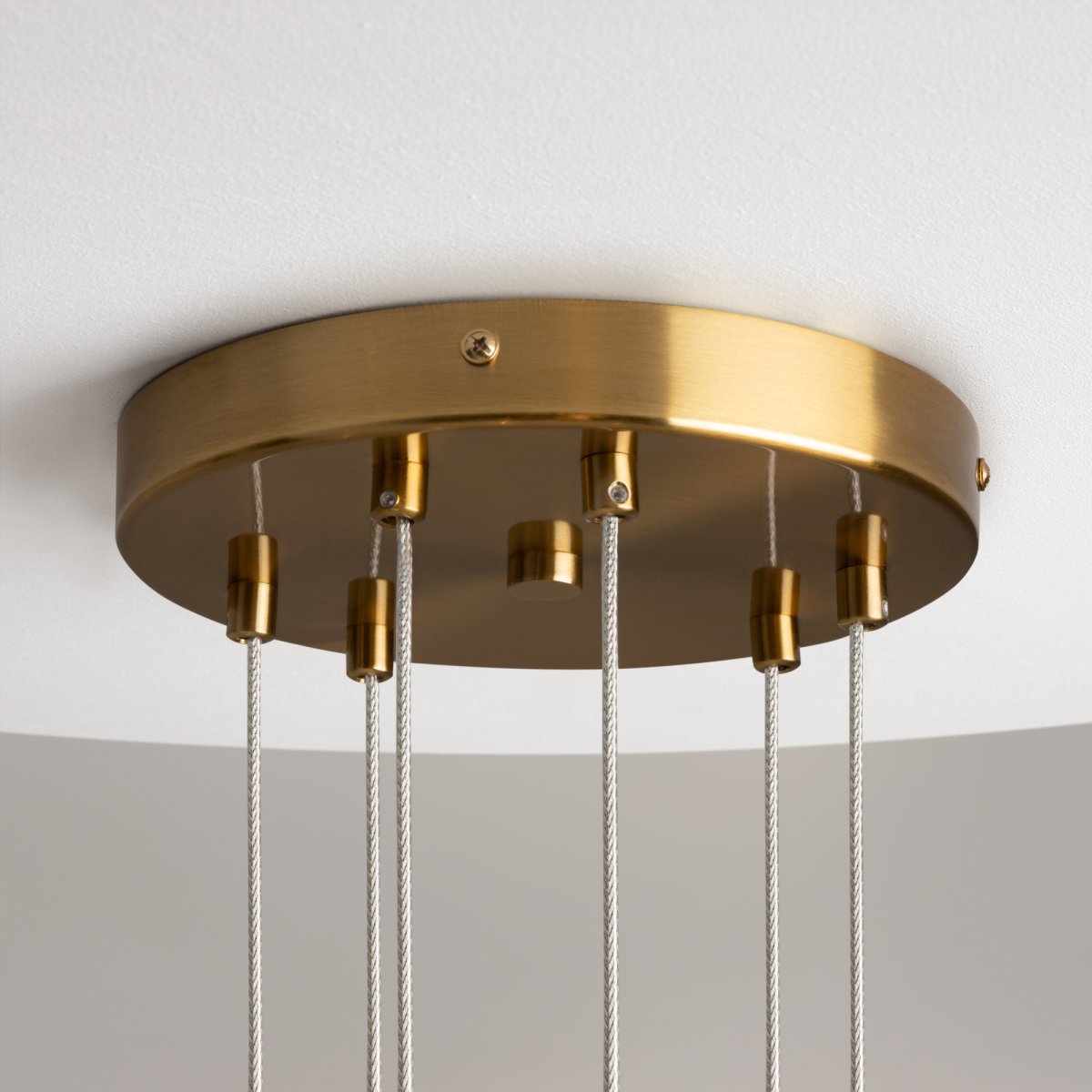 Mood 130cm Latón Lámpas de techo De Maytoni - Perfecto para colocar en la sala de estar o encima de la mesa del comedor para darle un toque moderno.