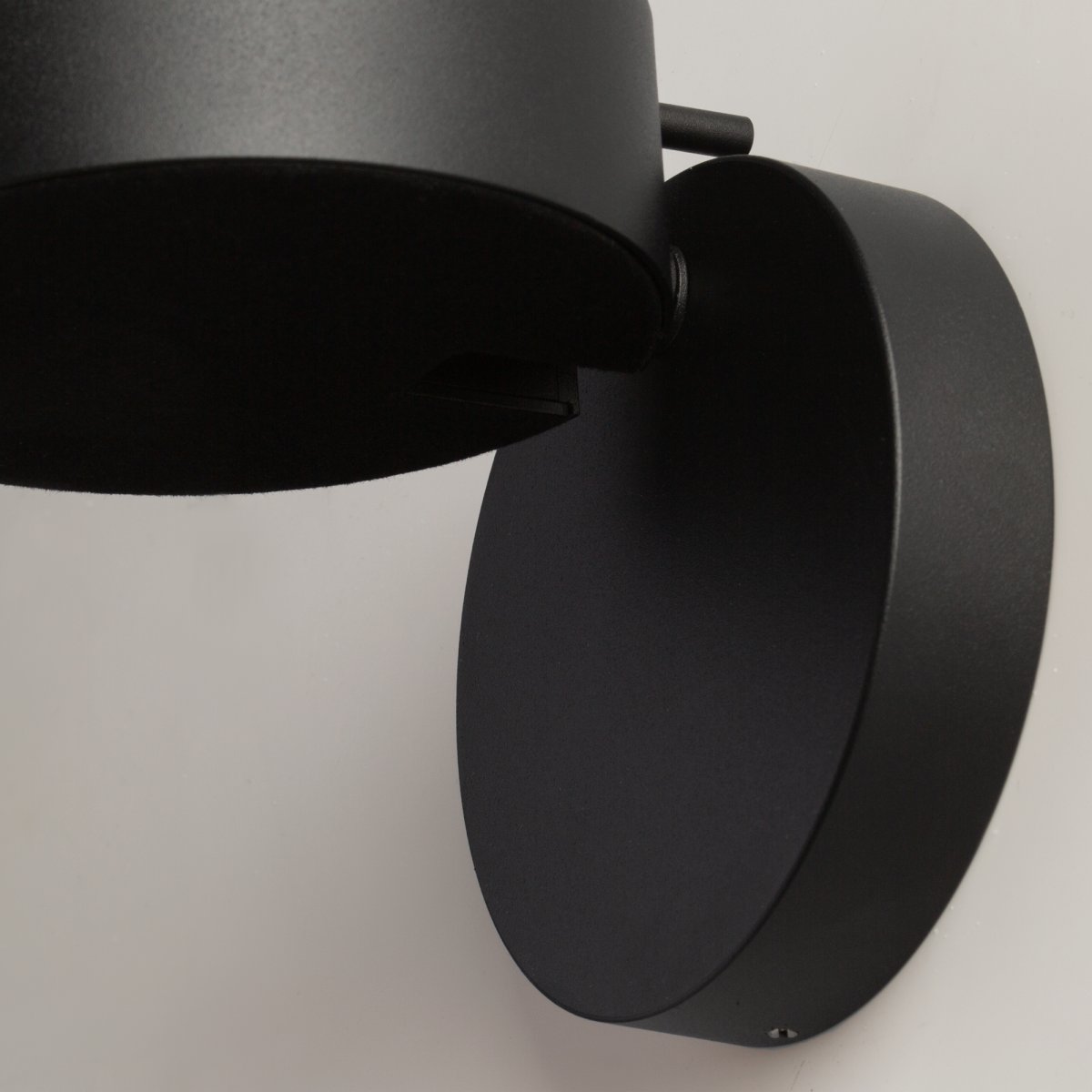Nuance Ø10 Negro lámpara de pared De Maytoni - Con un color de luz cálido de 3000K y tecnología LED de ahorro de energía, Nuance es una solución de iluminación moderna que se adapta a muchos estilos de interiores.