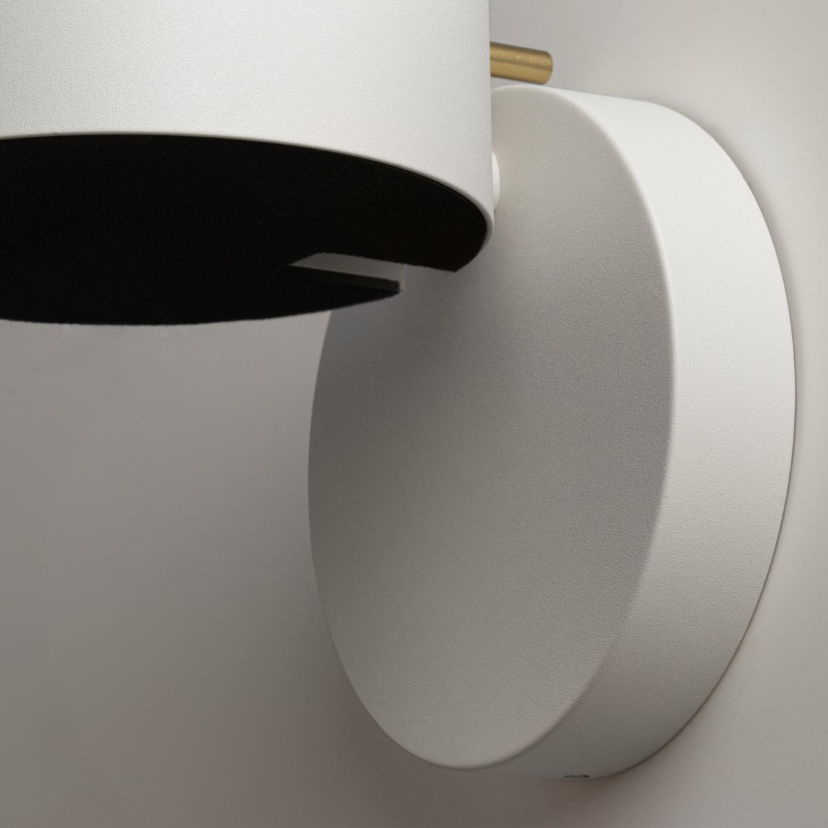 Nuance Ø10 Blanco lámpara de pared De Maytoni - Con un color de luz blanco cálido de 3000K y tecnología LED de ahorro de energía, Nuance es una solución de iluminación moderna que se adapta a muchos estilos de interiores.