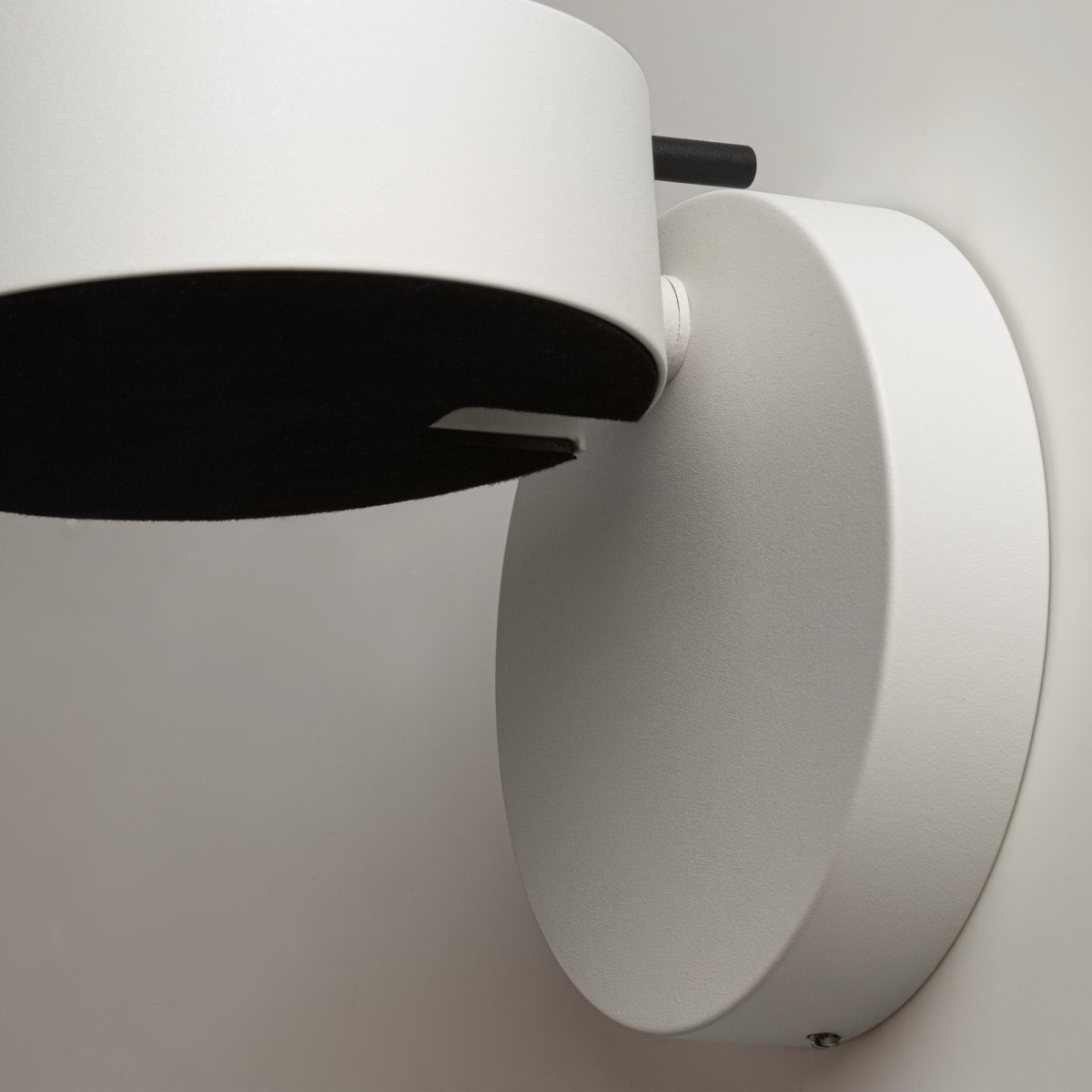 Nuance Ø10 Blanco lámpara de pared De Maytoni - Con un color de luz blanco cálido de 3000K y tecnología LED de ahorro de energía, Nuance es una solución de iluminación moderna que se adapta a muchos estilos de interiores.