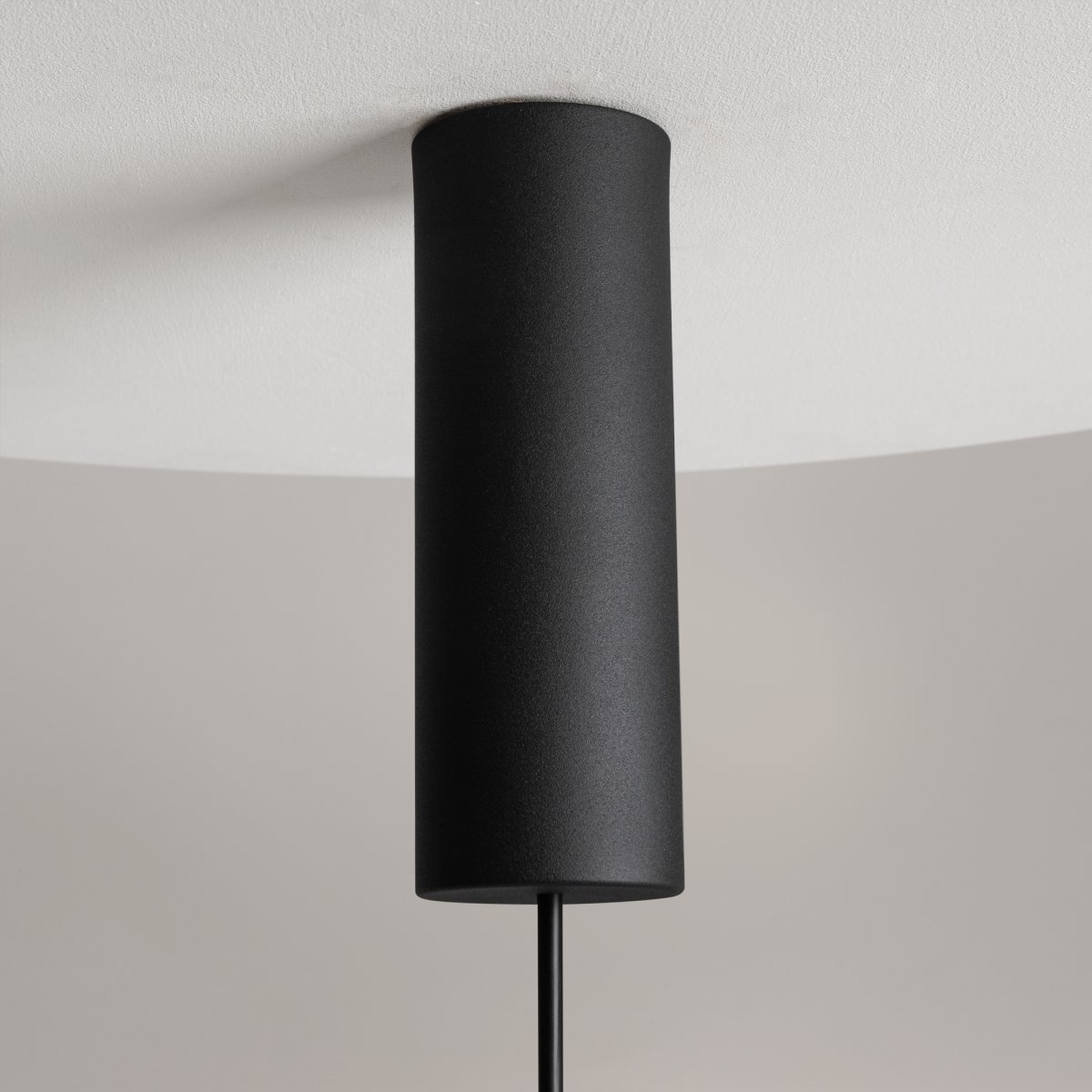 Nebula Ø25 Negro Lámpas de techo De Maytoni - La temperatura de color de la fuente de luz es de 3000K luz blanca cálida, lo que crea una atmósfera suave y agradable.
