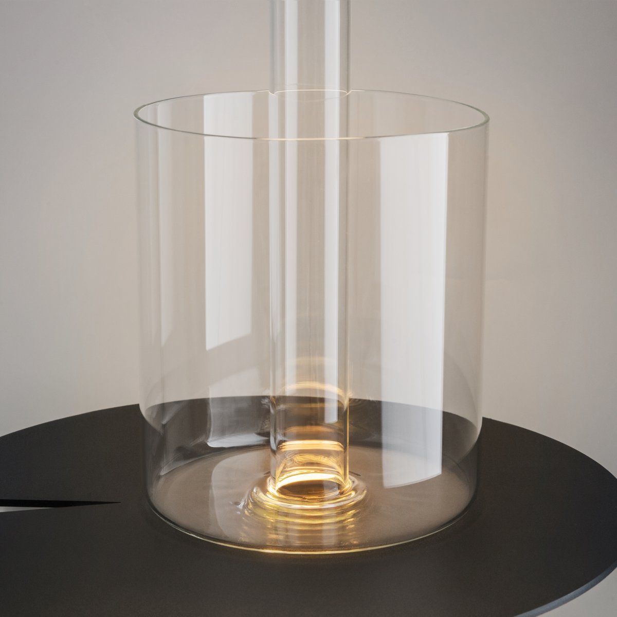 AI Collaboration 35cm Oro portátil De Maytoni - El diseño: con una fina varilla de metal; una base redonda plana o con base de cristal en la que se integra un jarrón.