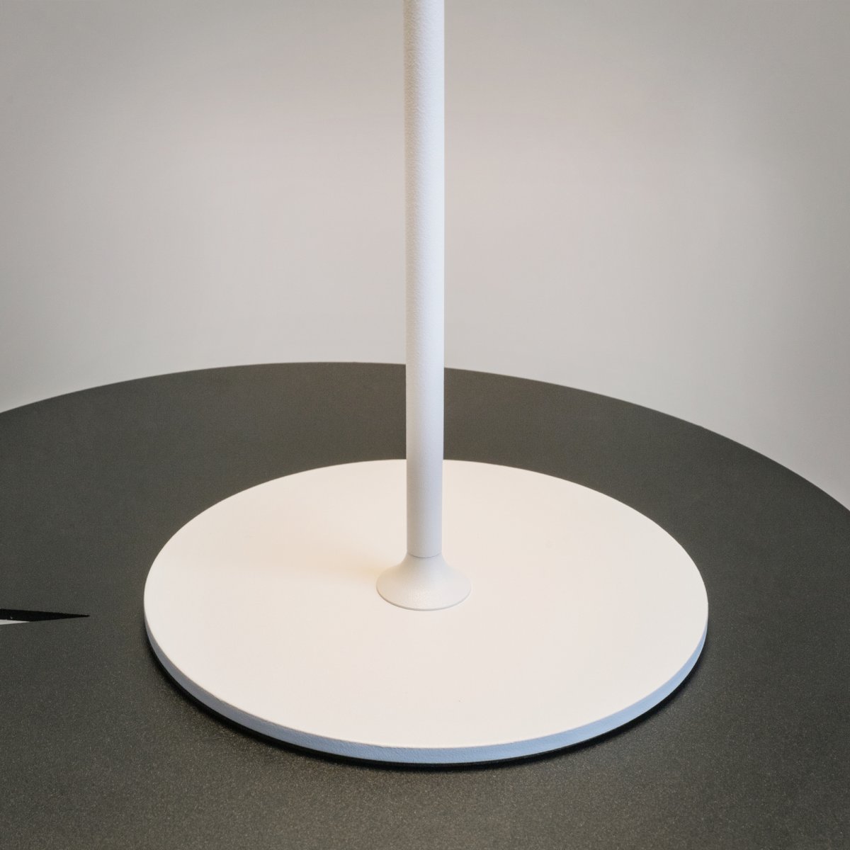 AI Collaboration 35cm Blanco portátil De Maytoni - El diseño: con una fina varilla de metal; una base redonda plana o con base de cristal en la que se integra un jarrón.