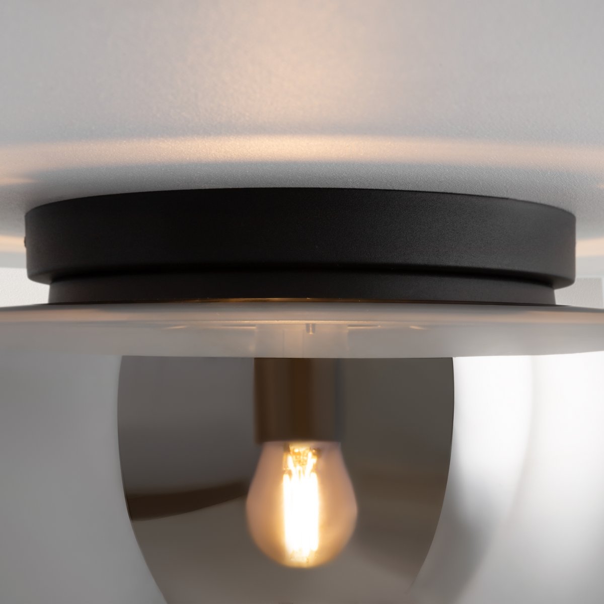 Glassy Ø32 Negro plafón De Maytoni - Perfecta para el pasillo, el dormitorio o la sala de estar, esta luz de techo es una excelente opci&oacute;n para quienes buscan una soluci&oacute;n de iluminaci&oacute;n elegante y funcional.