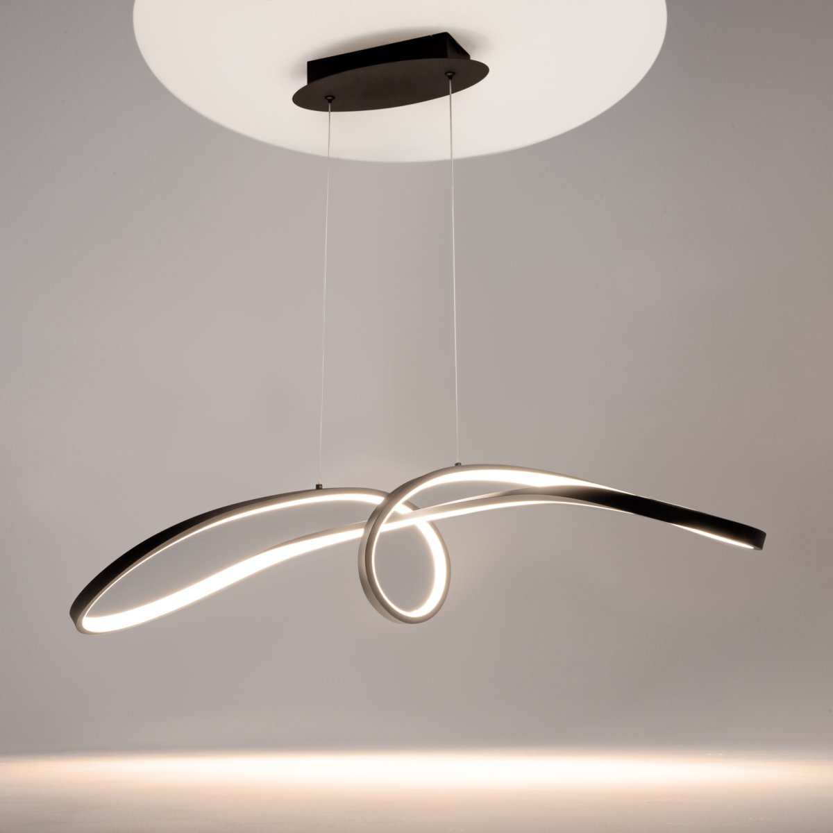 Curve 92cm Negro Lámpas de techo De Maytoni - La forma flotante y el perfil delgado de la lámpara la convierten en la elección perfecta para la cocina, el comedor o la sala de estar, donde se valora la funcionalidad y el estilo.