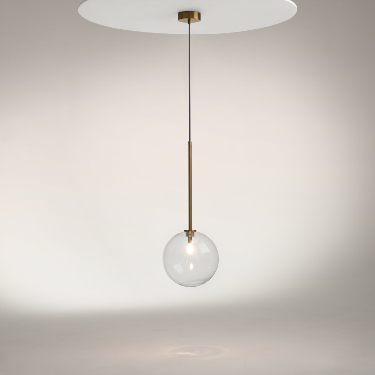 Mood Ø20 Latón Lámpas de techo De Maytoni - La l&aacute;mpara colgante Mood es una l&aacute;mpara elegante y sofisticada que crea la impresi&oacute;n de una esfera de luz flotante en la habitaci&oacute;n.