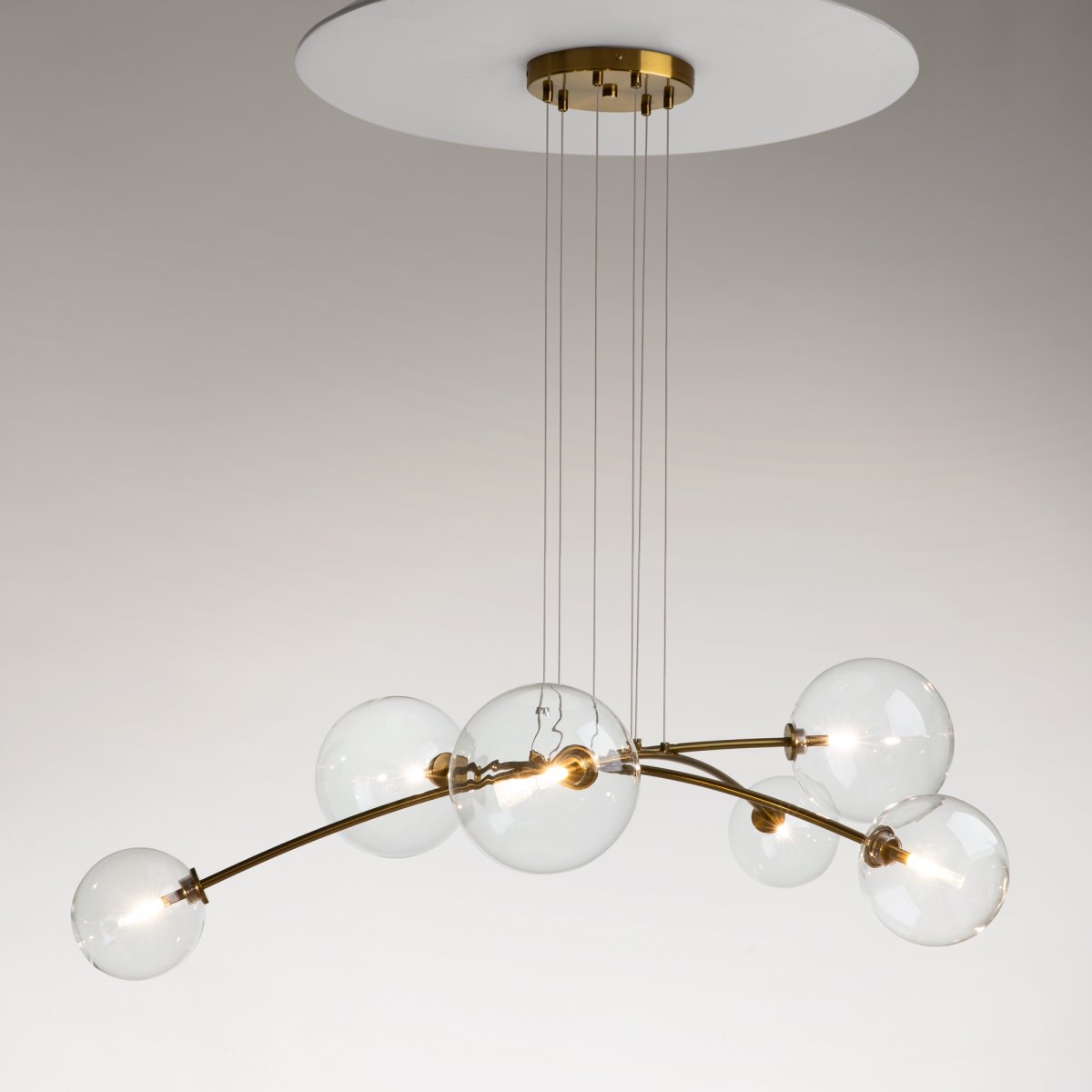 Mood 130cm Latón Lámpas de techo De Maytoni - Perfecto para colocar en la sala de estar o encima de la mesa del comedor para darle un toque moderno.