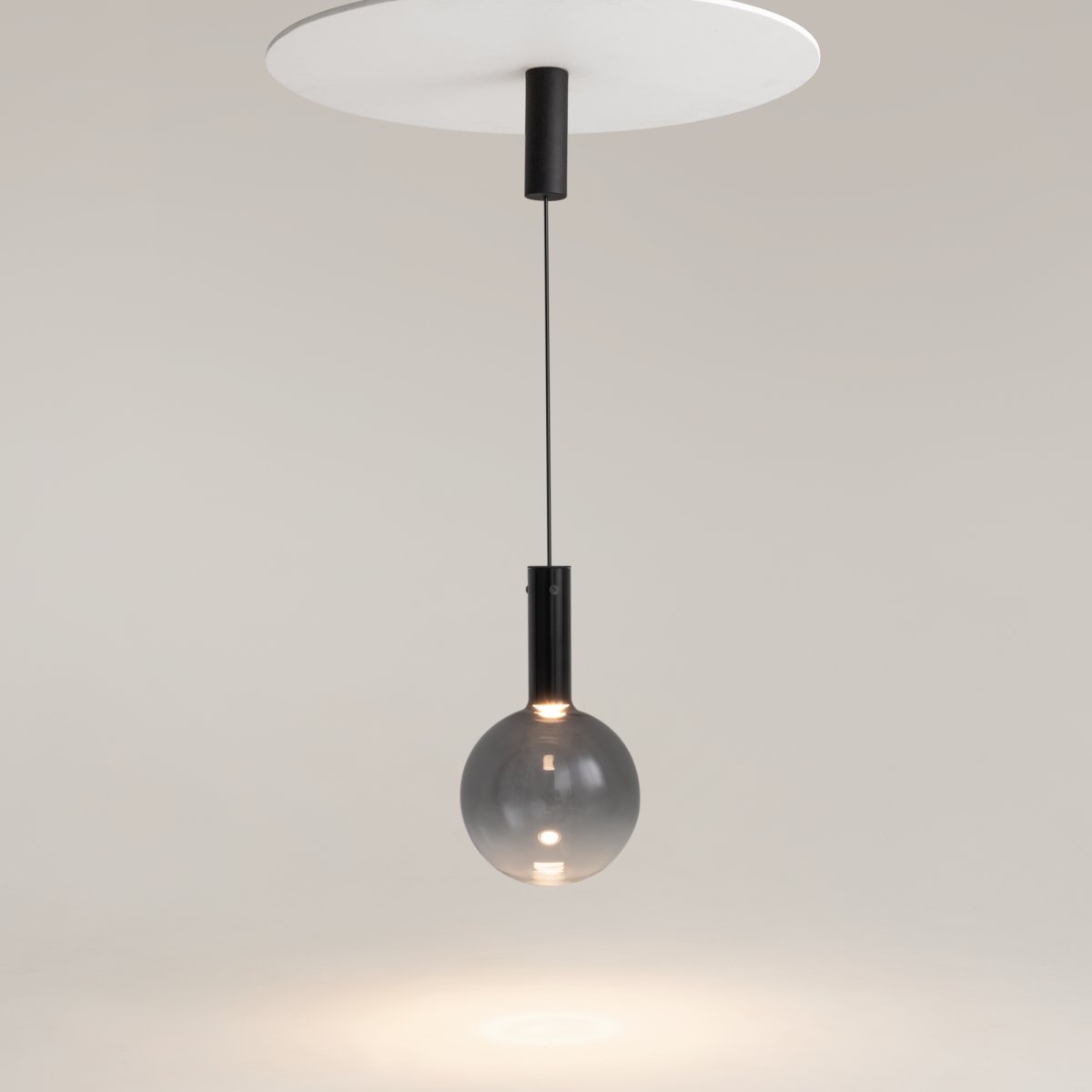 Nebula Ø25 Negro Lámpas de techo De Maytoni - La temperatura de color de la fuente de luz es de 3000K luz blanca cálida, lo que crea una atmósfera suave y agradable.