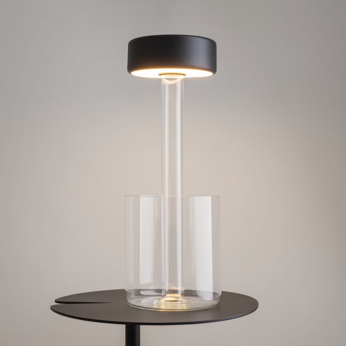 AI Collaboration 35cm Negro portátil De Maytoni - El diseño: con una fina varilla de metal; una base redonda plana o con base de cristal en la que se integra un jarrón.