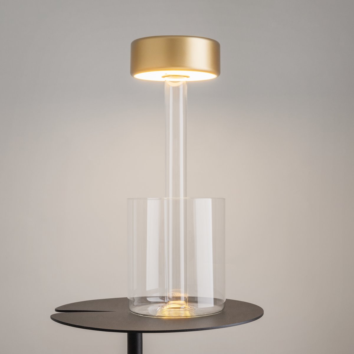AI Collaboration 35cm Oro portátil De Maytoni - El diseño: con una fina varilla de metal; una base redonda plana o con base de cristal en la que se integra un jarrón.