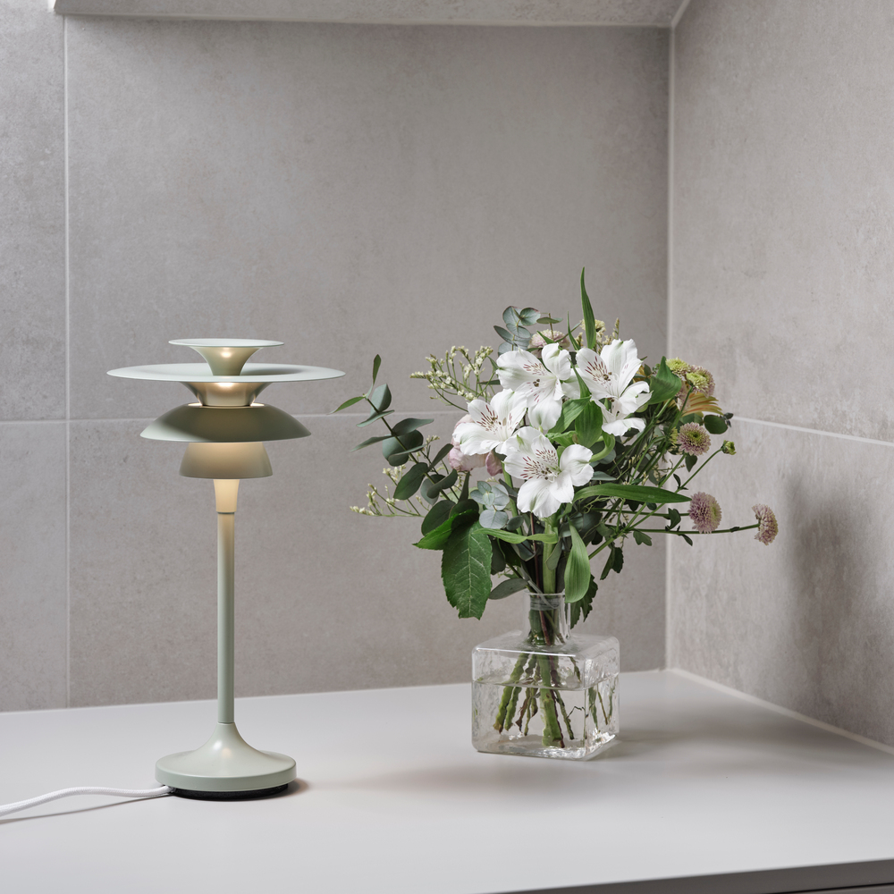 Picasso 35cm Salvia suave lámpara de mesa De Belid - La familia Picasso se compone de l&aacute;mparas colgantes, de mesa y de pie.