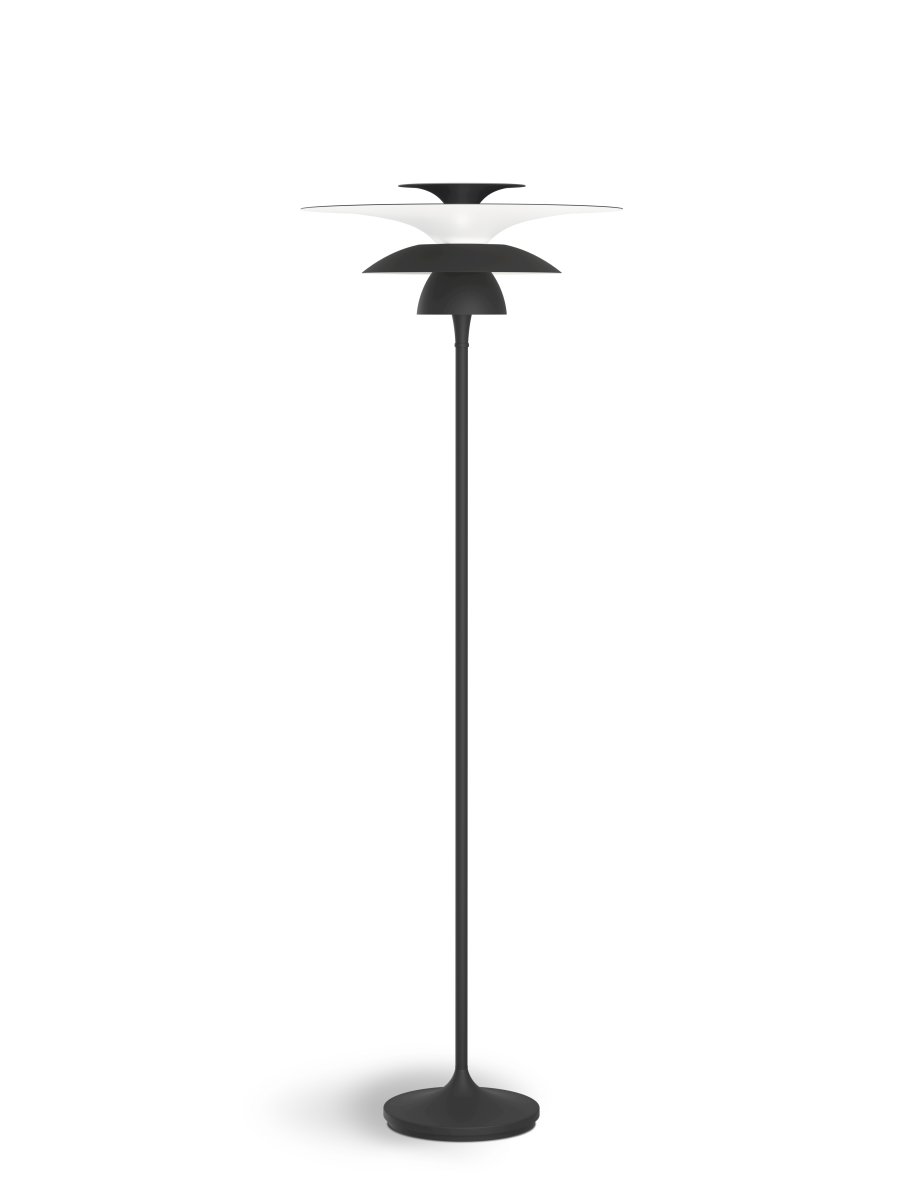 Picasso Ø50 Negro mate lámpara de pie De Belid - Fabricada &iacute;ntegramente en metal, irradia resistencia y durabilidad, mientras que su elegante forma de 149 cm le confiere una expresi&oacute;n moderna y sofisticada.