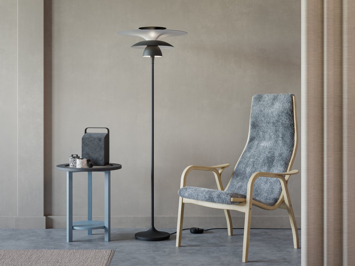 Picasso Ø50 Negro mate lámpara de pie De Belid - Fabricada &iacute;ntegramente en metal, irradia resistencia y durabilidad, mientras que su elegante forma de 149 cm le confiere una expresi&oacute;n moderna y sofisticada.