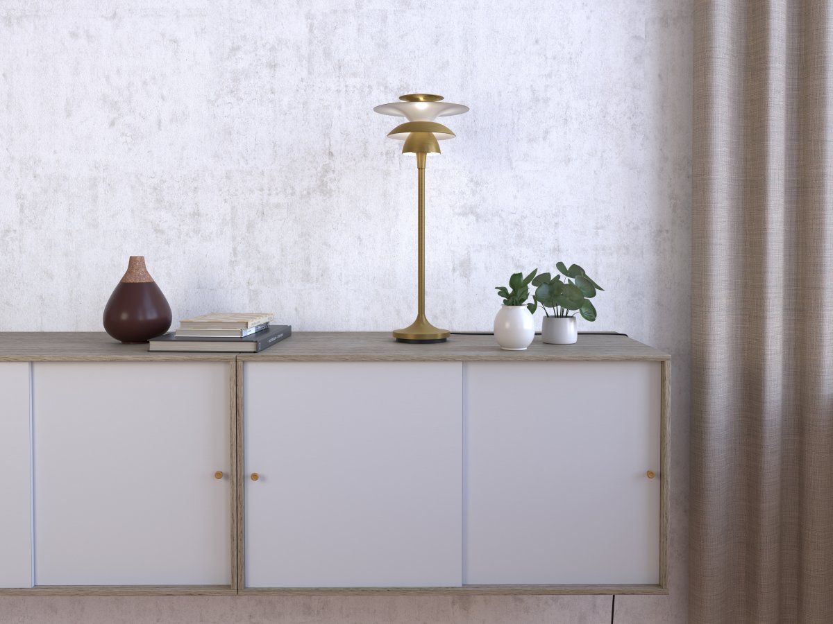 Picasso 45cm Latón lámpara de mesa De Belid - Con su dise&ntilde;o simple y elegante, la l&aacute;mpara de mesa es un complemento atemporal para su hogar y es perfecta para crear un ambiente relajante en la sala de estar o el dormitorio.