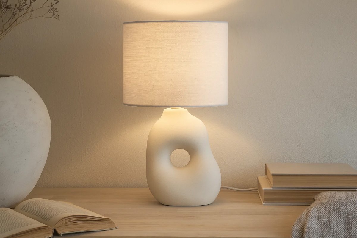 Pikazo 45cm Beige lámpara de mesa De Lampan - La l&aacute;mpara de mesa beige Pikazo cautiva con su base escultural de cer&aacute;mica adornada con pelo decorativo y su pantalla ovalada de lino a juego.