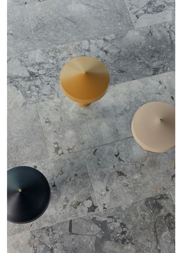 Hatto 40cm Negro lámpara de mesa De OYOY - La lámpara de mesa Hatto es como una pequeña obra de arte que aporta luz y un ambiente único a tu hogar.