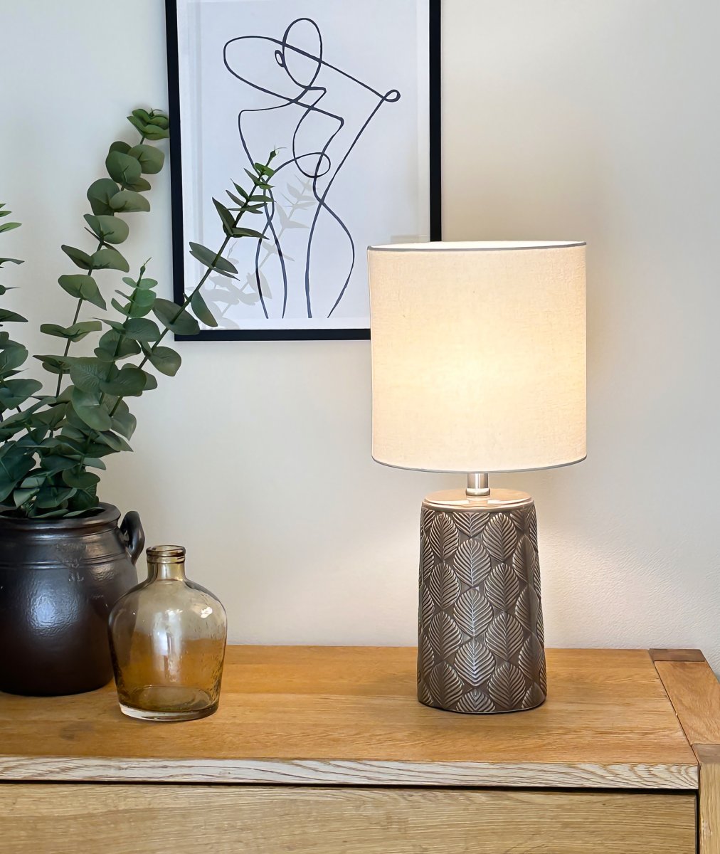 Bodil 47cm Marrón lámpara de mesa De Aneta Lighting - La base de cerámica con un hermoso patrón marrón está inspirada en una estética atemporal que se adapta perfectamente a interiores modernos y clásicos.