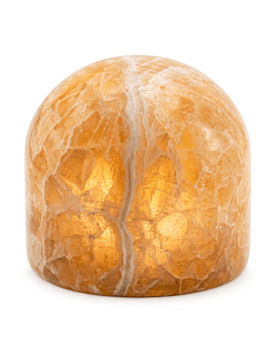 Marble 9cm Beige De Unison - Esta l&aacute;mpara de mesa de m&aacute;rmol est&aacute; elaborada con m&aacute;rmol aut&eacute;ntico pulido en un c&aacute;lido tono beige, creando una luz suave y acogedora.