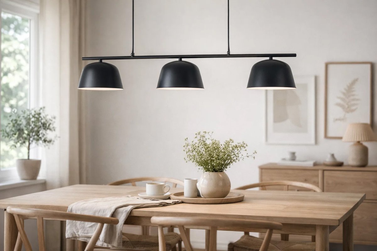Pop 125cm Negro Lámpas de techo De Nordic Lighting - Sus l&iacute;neas limpias y pantallas orientadas hacia abajo proporcionan una iluminaci&oacute;n agradable y funcional para comedores y cocinas.