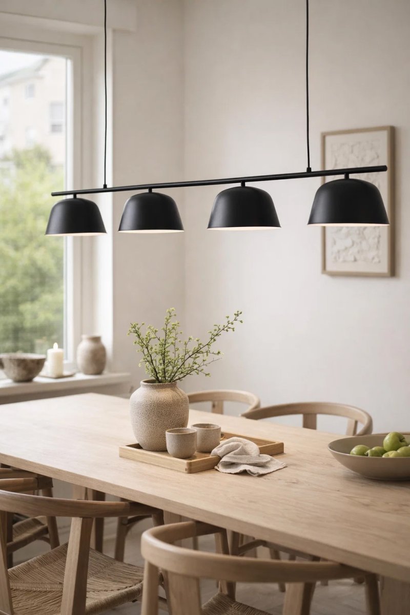 Pop 142cm Negro Lámpas de techo De Nordic Lighting - Sus l&iacute;neas limpias y pantallas orientadas hacia abajo proporcionan una iluminaci&oacute;n agradable y funcional para comedores y cocinas.