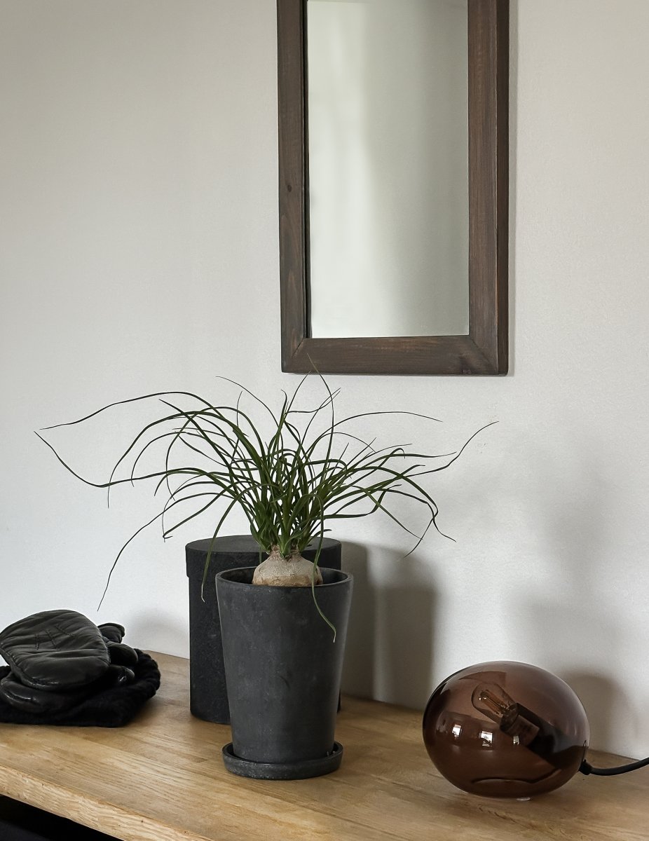 Globus 10cm Marrón lámpara de mesa De Aneta Lighting - L&aacute;mpara de mesa globo realizada en cristal marr&oacute;n con una fuente de luz en el interior de la esfera de cristal, que proporciona una luz decorativa y acogedora.