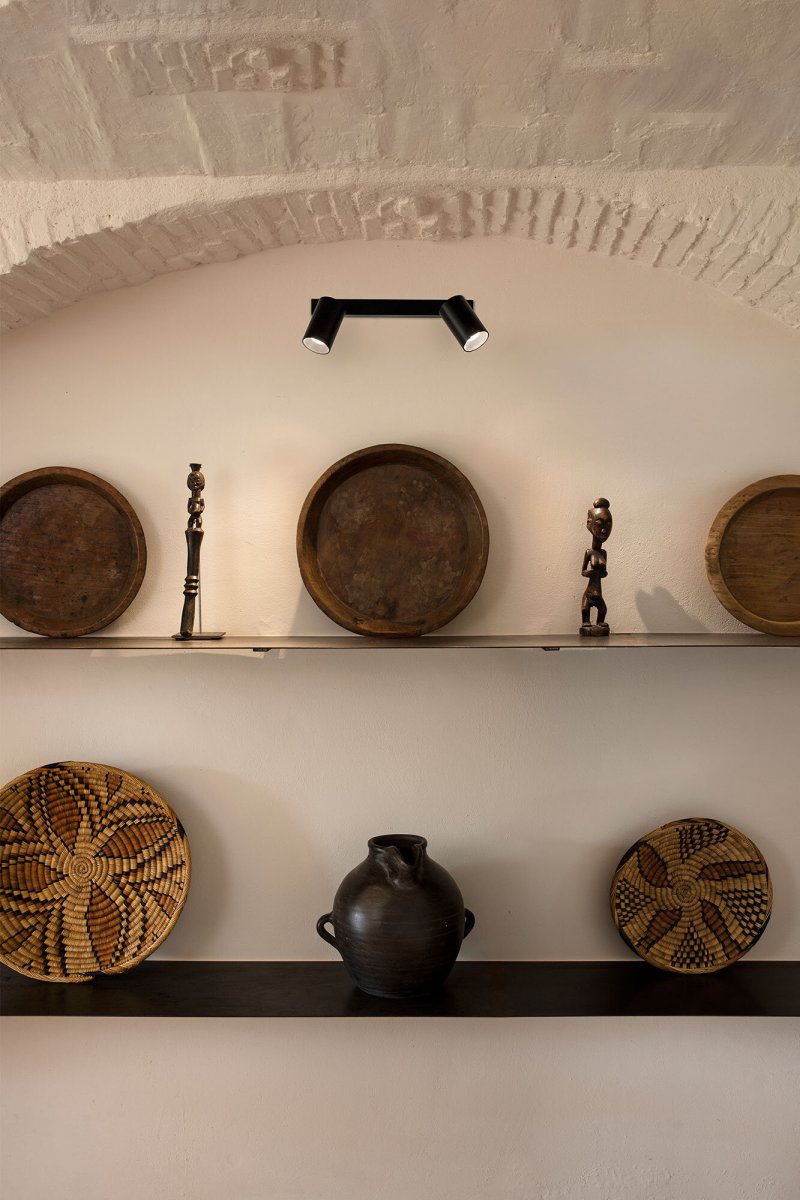 Stan 2 Negro foco de techo De Faro Barcelona - Stan es una elegante l&aacute;mpara que emite una luz uniforme y se puede montar como l&aacute;mpara de pared o de techo.