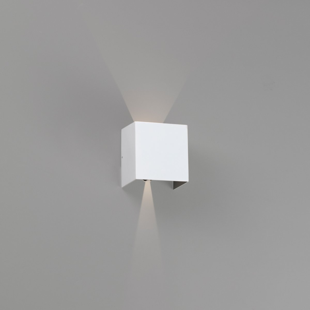 Olan Blanco lámpara de exterior De Faro Barcelona - Olan es un aplique de pared exterior de color blanco fabricado en aluminio fundido con fuente de luz LED.