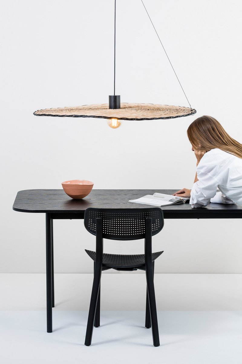Costas Ø100 Naturaleza Lámpas de techo De Faro Barcelona - Con su pantalla hecha de hermoso rat&aacute;n y una fuente de luz visible, el dise&ntilde;o combina una expresi&oacute;n minimalista con una sensaci&oacute;n c&aacute;lida de inspiraci&oacute;n mediterr&aacute;nea.