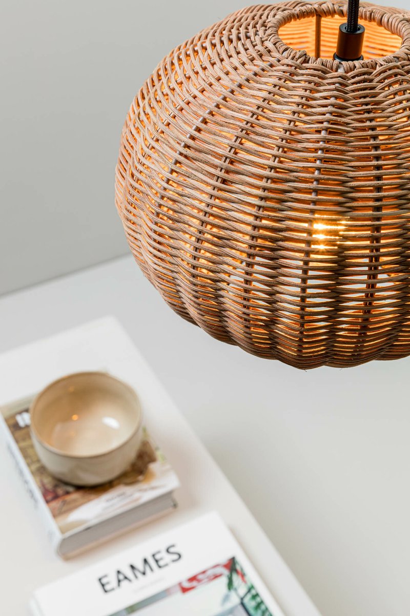 Haka Ø25 Naturaleza Lámpas de techo De Faro Barcelona - HAKA es una l&aacute;mpara colgante redonda de estilo mediterr&aacute;neo con una preciosa pantalla de rat&aacute;n que distribuye la luz de forma atmosf&eacute;rica y decorativa.