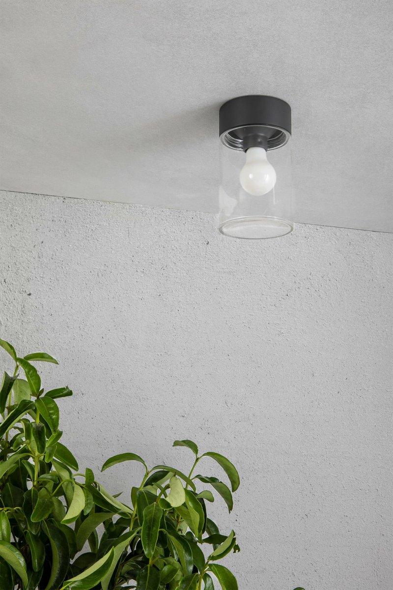 Kila Gris lámpara de exterior De Faro Barcelona - Kila es una l&aacute;mpara de exterior fabricada en aluminio y cristal con un dise&ntilde;o elegante en el que resalta el difusor semitransparente y la fuente de luz visible.