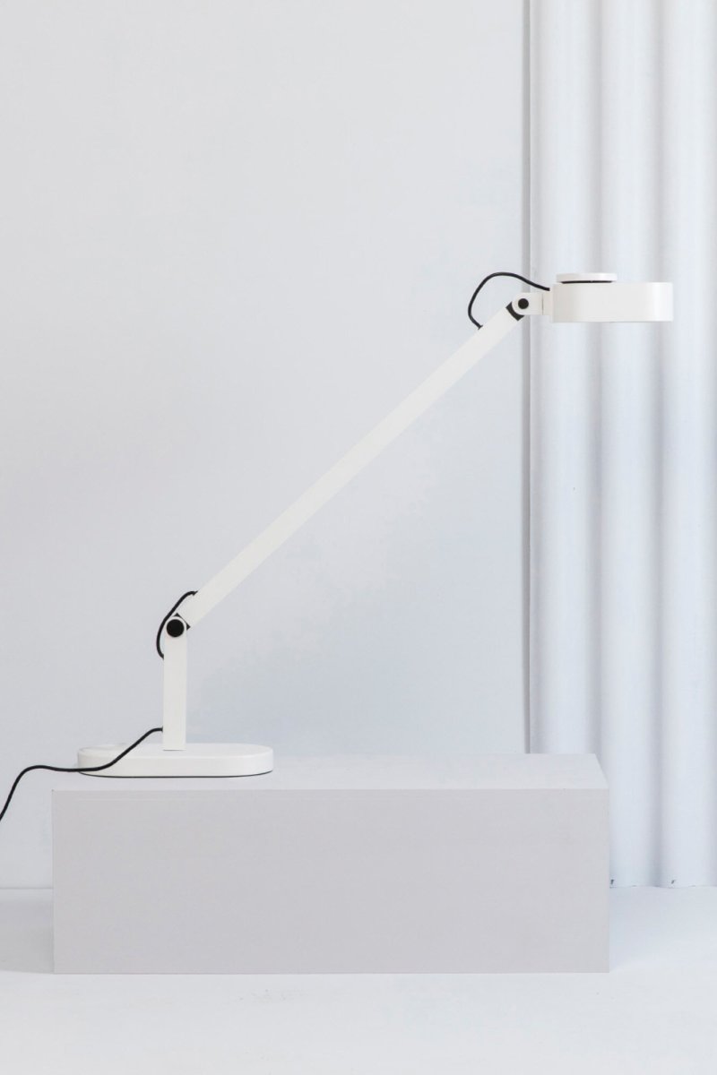 Inviting 86cm Blanco lámpara de escritorio De Faro Barcelona - El cabezal de la l&aacute;mpara se puede ajustar tanto horizontal como verticalmente seg&uacute;n sus deseos y el brillo y la temperatura de color son regulables.