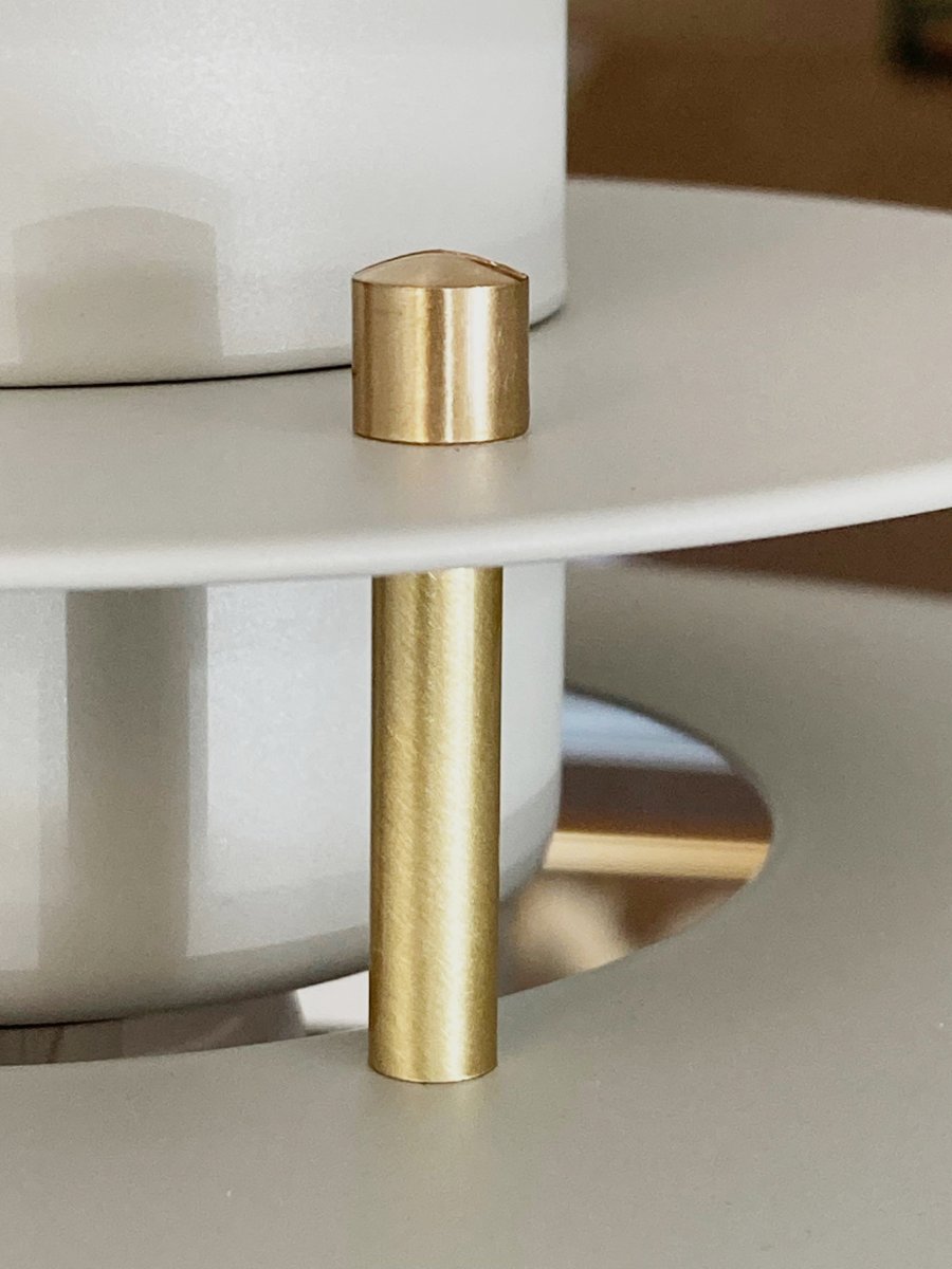 Primus II Ø43 Arena/latón Lámpas de techo De Belid - La l&aacute;mpara colgante mide entre 0,6 y 1,6 m de altura y cuenta con un soporte de techo para colgarla con ganchos.