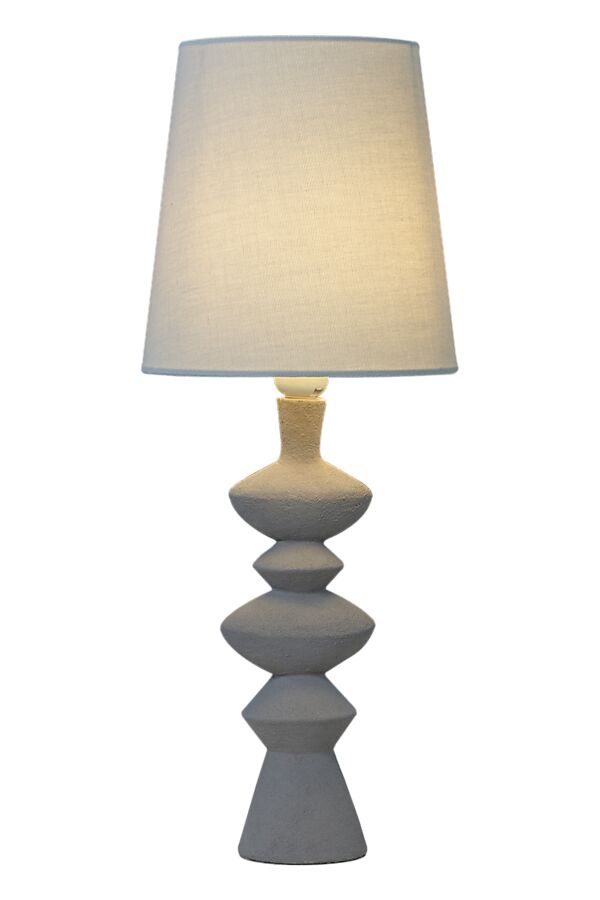 Nina 54cm Gris lámpara de mesa De Aneta Lighting - La lámpara de mesa modernista Nina con sus interesantes formas será un detalle fácil de colocar y bonito en tu hogar.