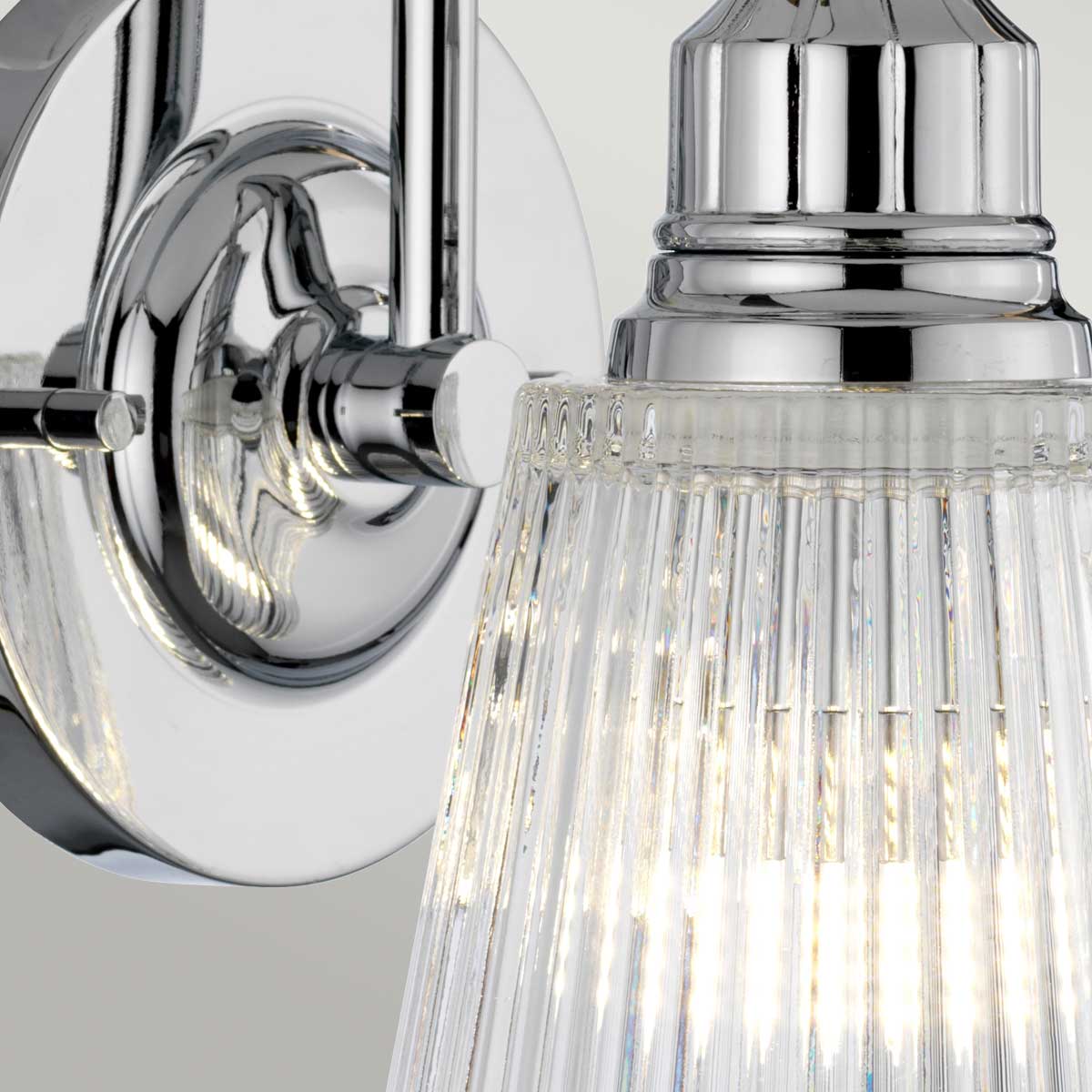 Addison Ø13 Cromo pulido lámpara de baño De Elstead Lighting - El acabado cromado brillante de la lámpara combinado con la pantalla de cristal acanalado le da un toque moderno y crea una luz agradable y suave que realza el ambiente.