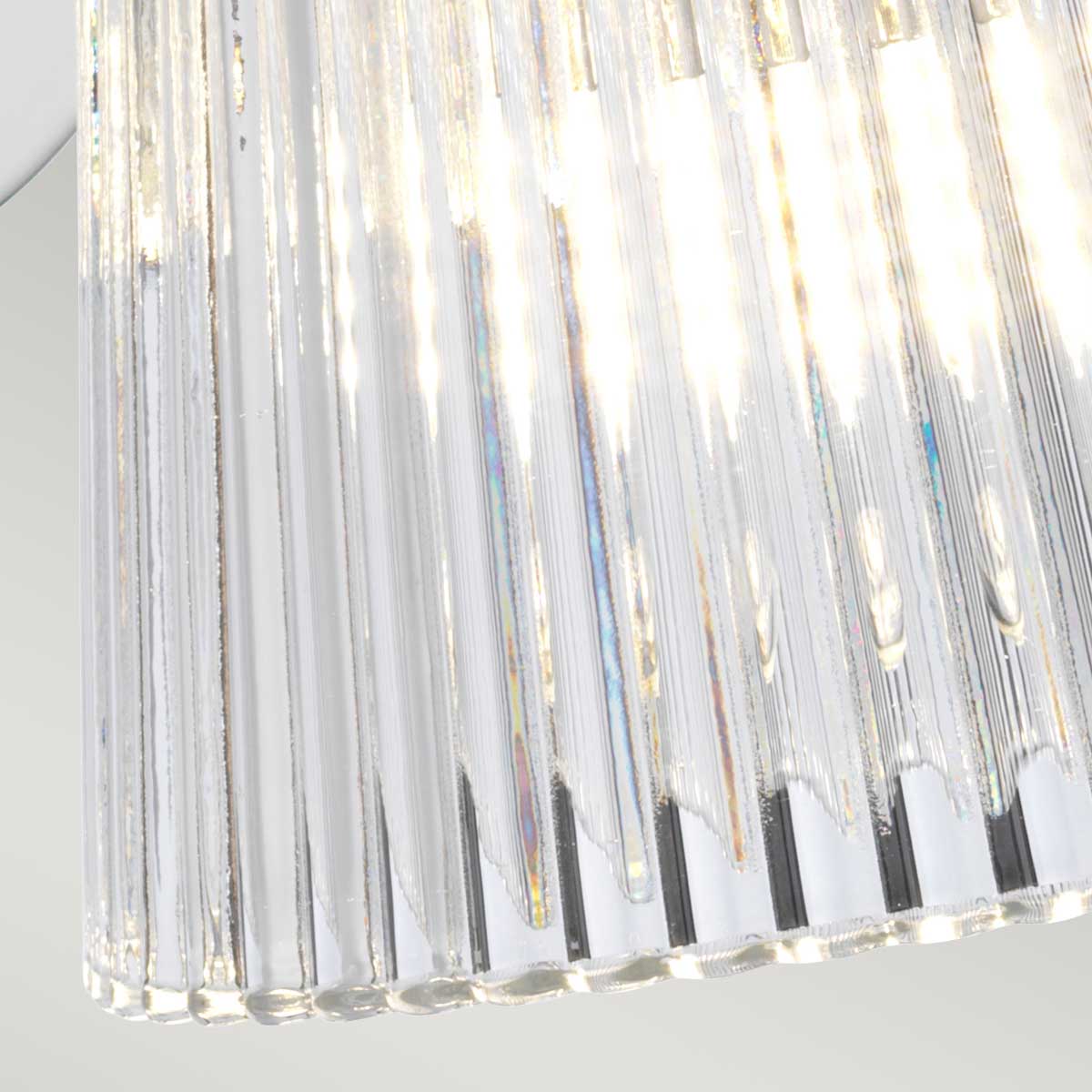 Addison Ø13 Cromo pulido lámpara de baño De Elstead Lighting - El acabado cromado brillante de la lámpara combinado con la pantalla de cristal acanalado le da un toque moderno y crea una luz agradable y suave que realza el ambiente.