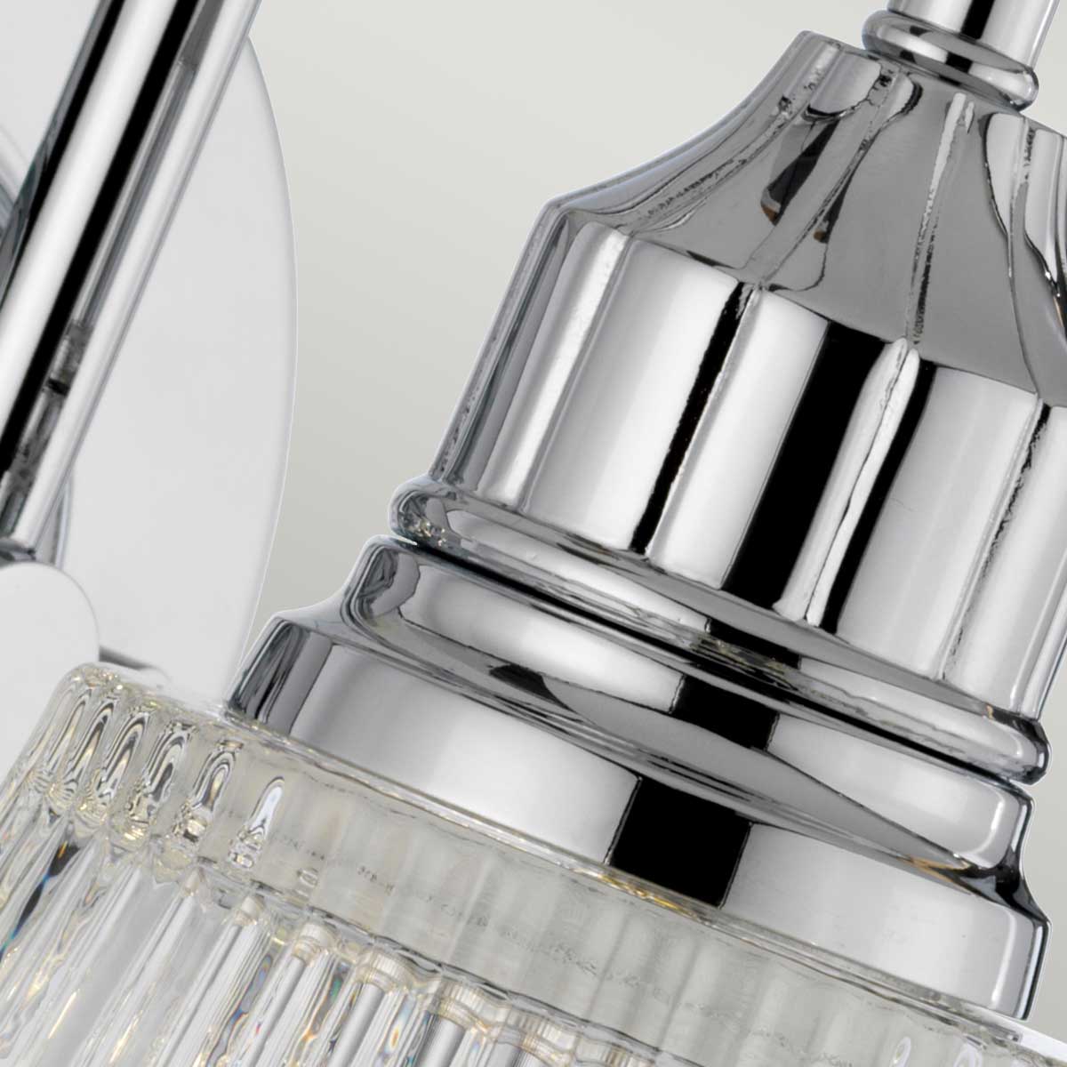 Addison Ø13 Cromo pulido lámpara de baño De Elstead Lighting - El acabado cromado brillante de la lámpara combinado con la pantalla de cristal acanalado le da un toque moderno y crea una luz agradable y suave que realza el ambiente.