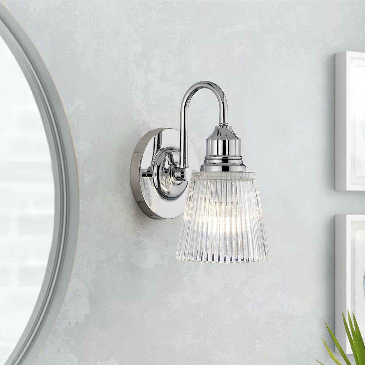 Addison Ø13 Cromo pulido lámpara de baño De Elstead Lighting - El acabado cromado brillante de la lámpara combinado con la pantalla de cristal acanalado le da un toque moderno y crea una luz agradable y suave que realza el ambiente.